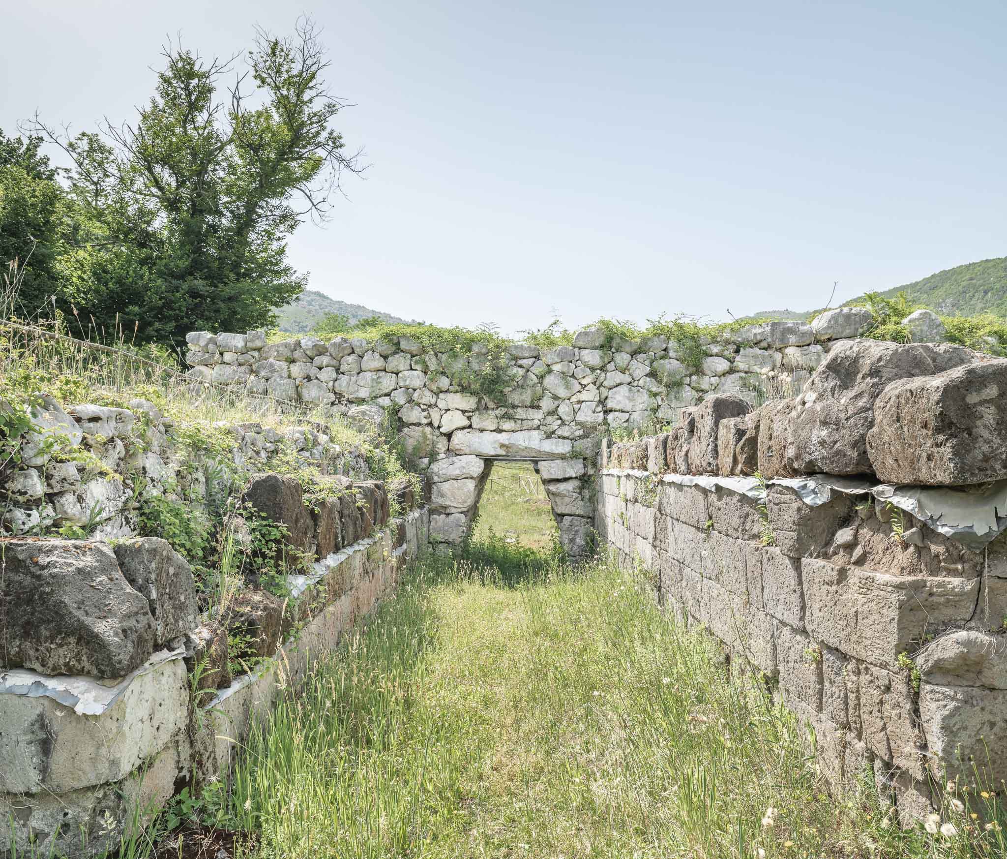 La porta megalitica di Trebula Balliensis